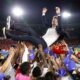 Thomas-Christiansen,-manteado-durante-la-celebración-de-la-clasificación-de-Panamá-para-el-Mundial-2026
