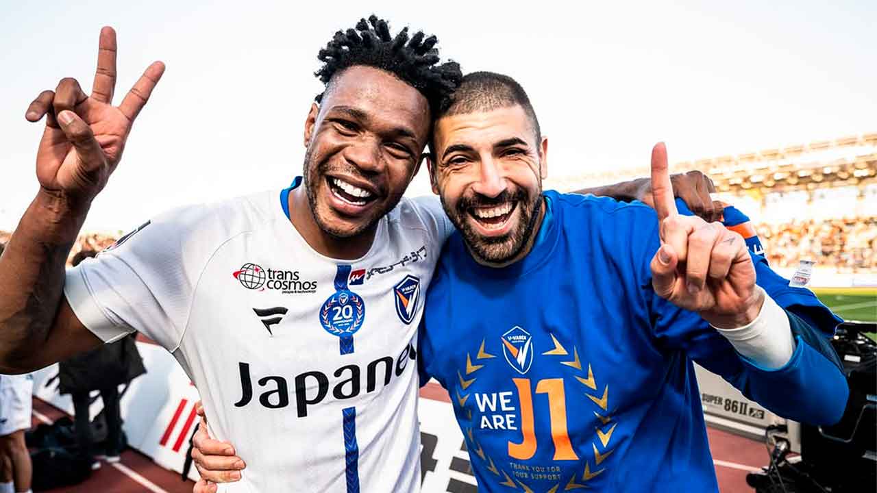 Juanma-Delgado-celebra-un-nuevo-ascenso-a-la-J-League-con-el-V-Varen-Nagasaki