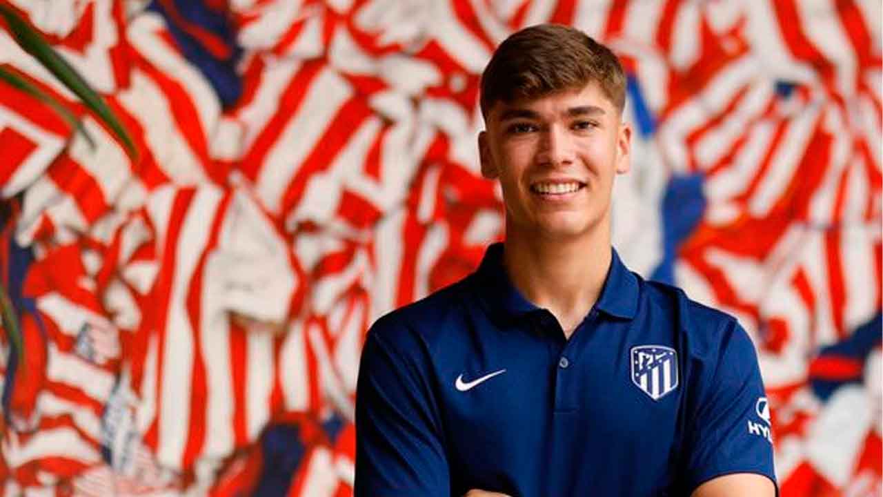 Carlos-Jiménez,-durante-su-presentación-con-el-Atlético-de-Madrid