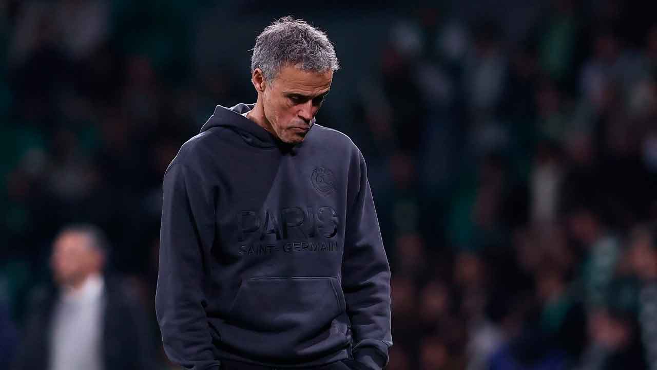 Luis-Enrique,-durante-la-derrota-del-PSG-ante-el-Sporting-CP