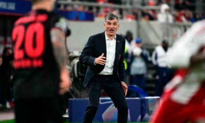 Mendilibar,-durante-un-partido-del-Olympiacos-en-Champions