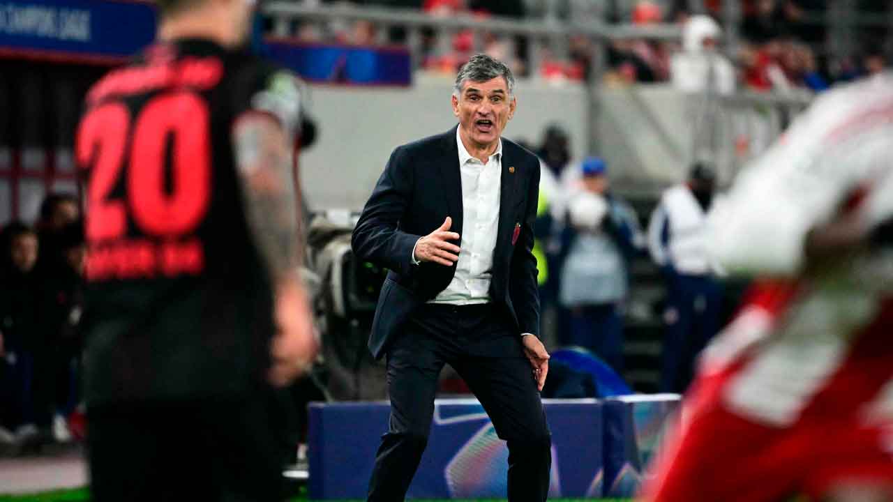 Mendilibar,-durante-un-partido-del-Olympiacos-en-Champions