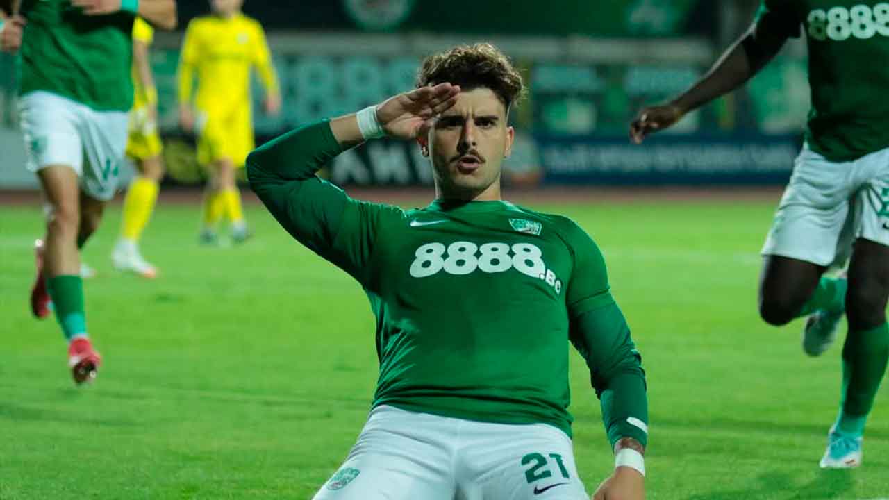 Alberto-Salido-celebra-un-gol-con-el-Beroe
