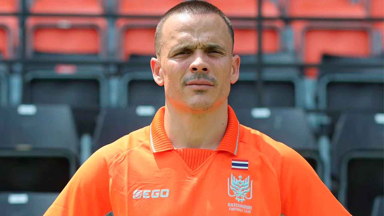 El-español-Roque-Mesa,-durante-su-presentación-con-el-Ratchaburi
