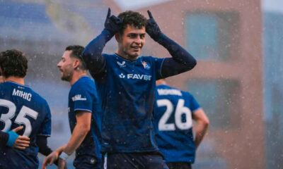El-español-Sergi-Domínguez-celebra-un-gol-con-la-camiseta-del-Dinamo-Zagreb