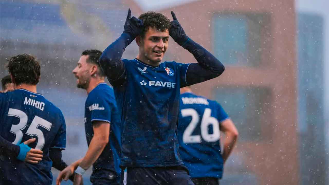 El-español-Sergi-Domínguez-celebra-un-gol-con-la-camiseta-del-Dinamo-Zagreb