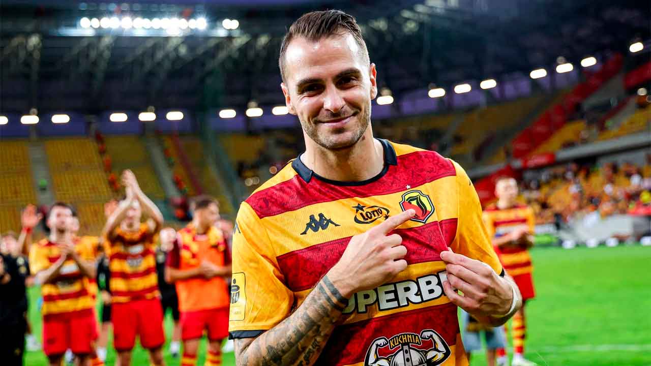 Jesús-Imaz-celebra-uno-de-sus-triunfos-con-el-Jagiellonia