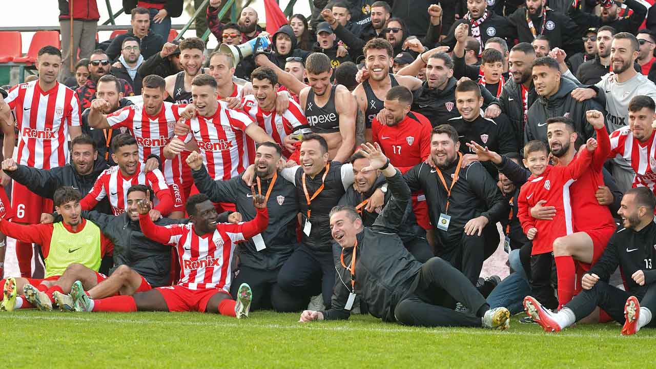 El-Nea-Salamina-de-Ángel-López-celebra-el-ascenso-a-Primera-División