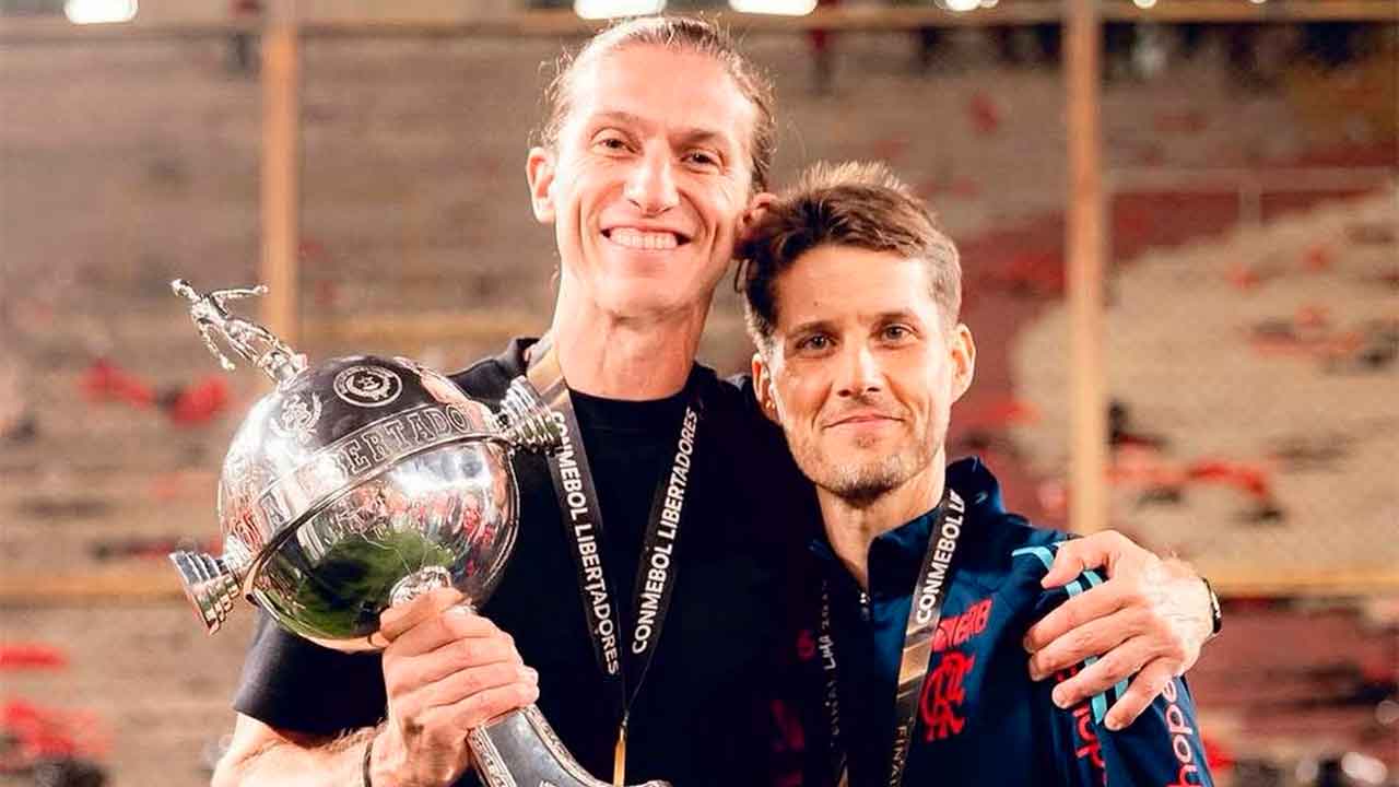 Filipe-Luis-e-Iván-Palanco,-con-la-Libertadores-conquistada-por-Flamengo
