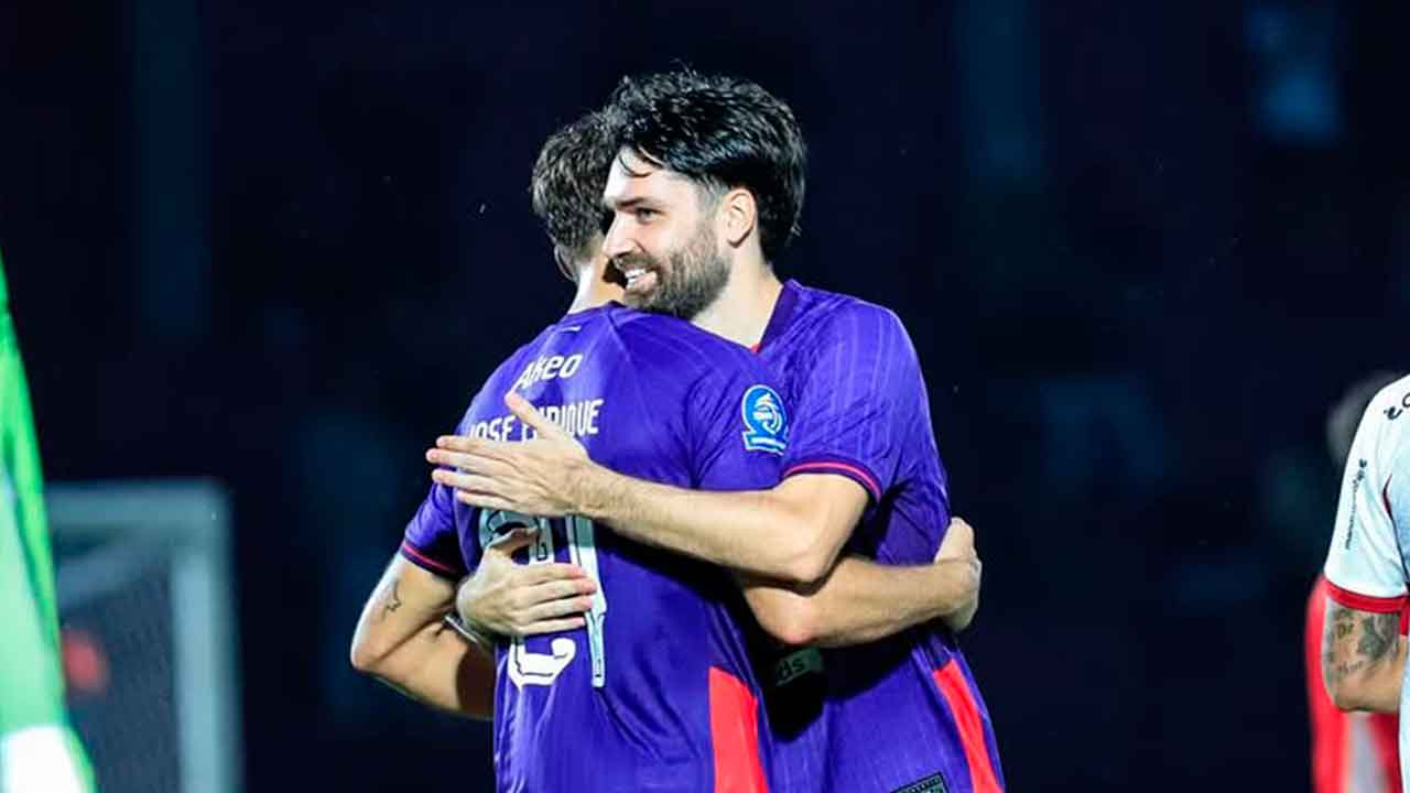 Jon-Toral,-durante-un-partido-del-Persik-Kediri-en-Indonesia