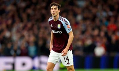 Pau-Torres,-durante-un-partido-del-Aston-Villa