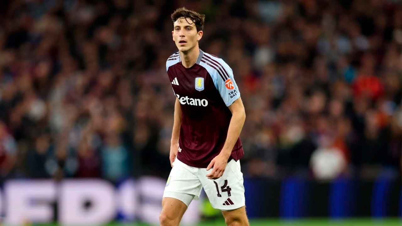 Pau-Torres,-durante-un-partido-del-Aston-Villa