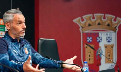 Carlos-Vicens-durante-la-rueda-de-prensa-previa-al-partido-ante-el-Betis