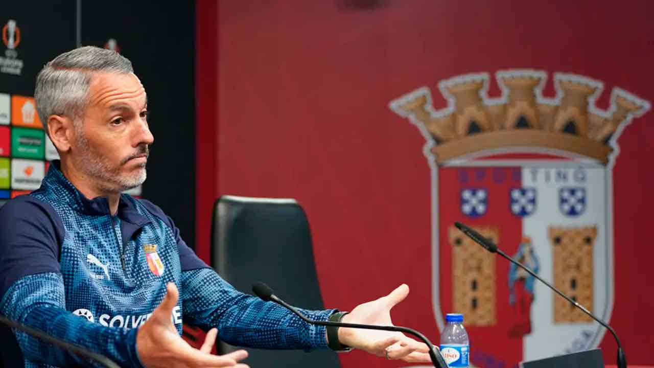 Carlos-Vicens-durante-la-rueda-de-prensa-previa-al-partido-ante-el-Betis