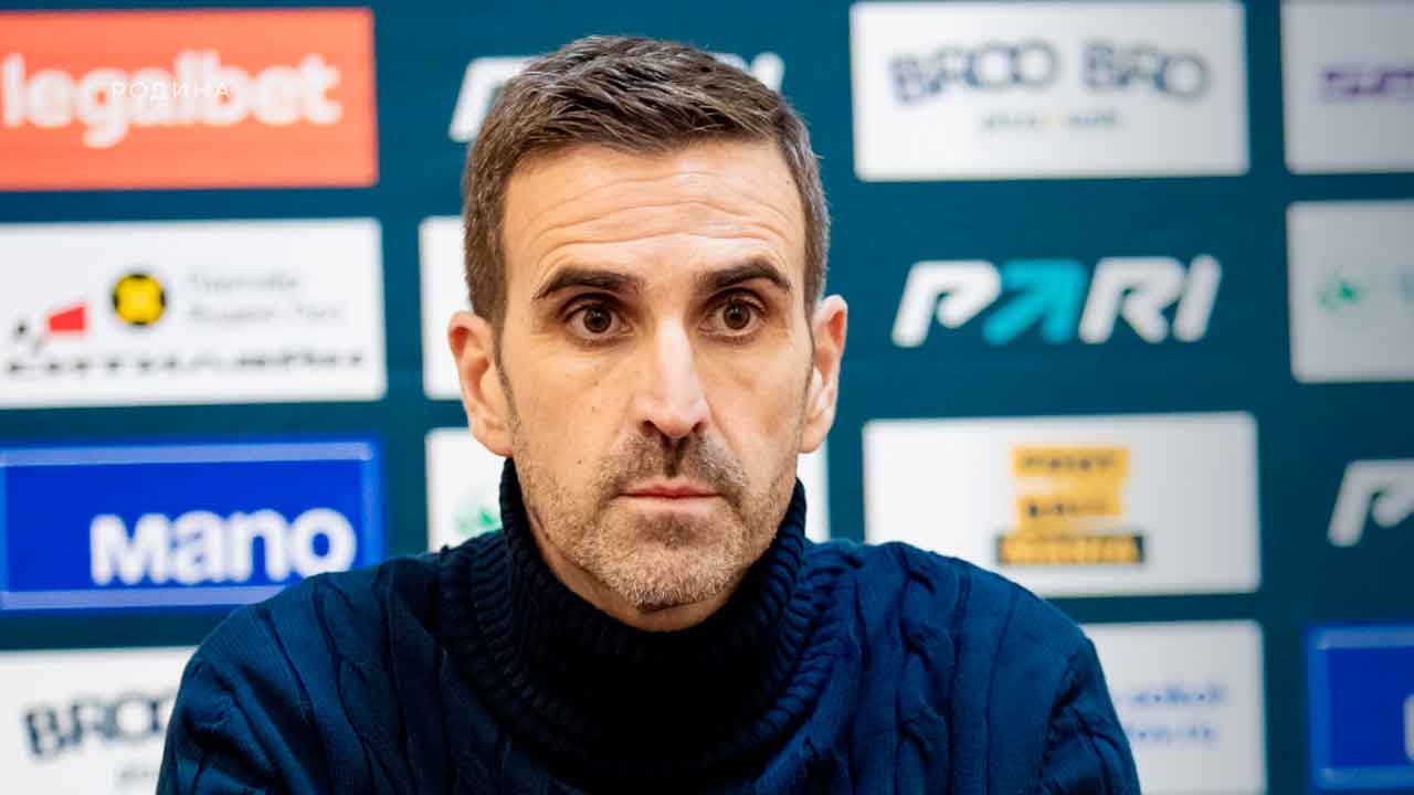 El-entrenador-español-del-Rodina,-Juan-Díaz