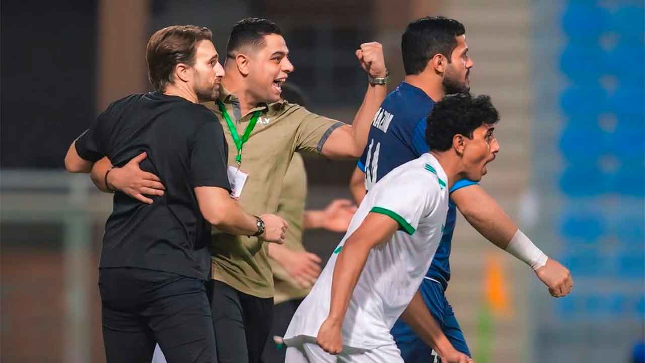 Josu-González-(izquierda)-celebra-el-pase-a-la-final-de-Copa-de-Omán