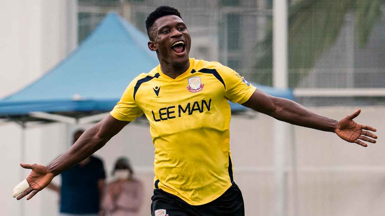 Un-gol-de-Noah-Baffoe-le-da-al-Lee-Man-la-primera-Copa-de-la-Liga-de-su-historia