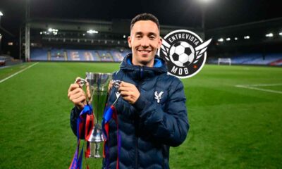Javier-Alonso-con-el-título-de-la-Premier-League-Cup