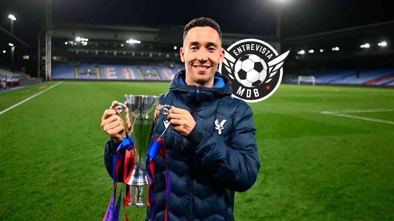 Javier-Alonso-con-el-título-de-la-Premier-League-Cup