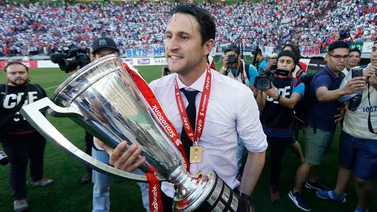 Beñat-San-José-celebra-la-Liga-que-conquistó-en-Chile-con-Universidad-Católica