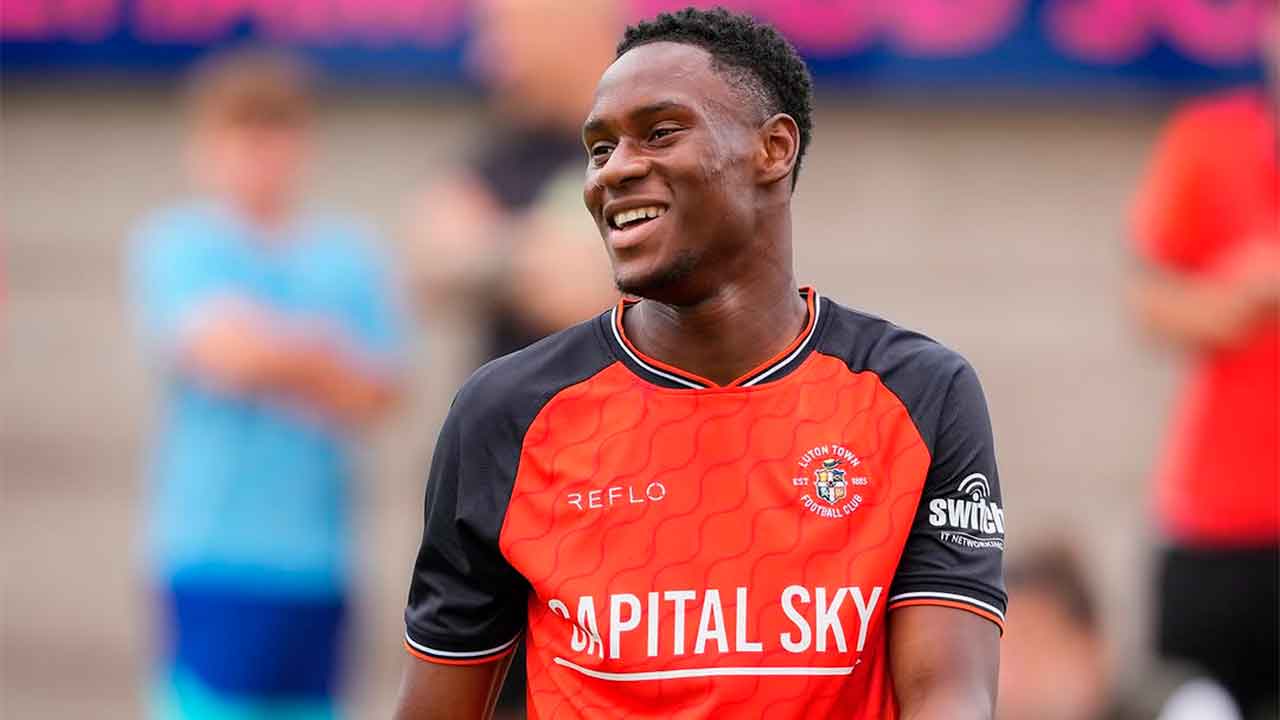 Lamine-Fanne-durante-su-etapa-en-el-Luton-Town