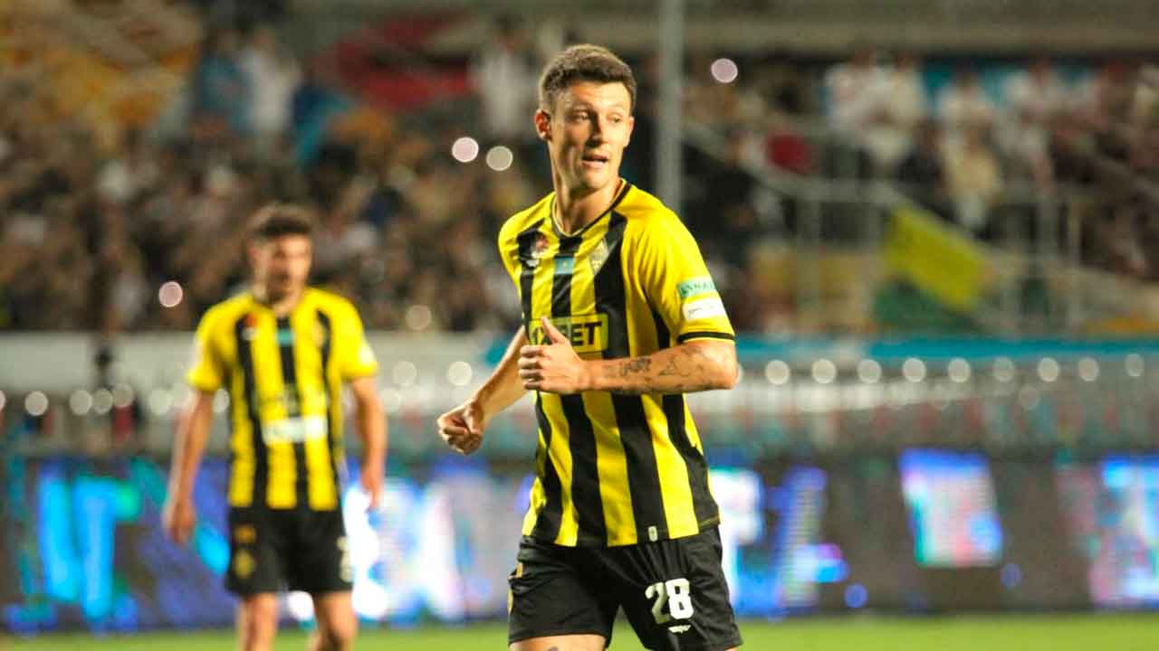 Marc-Gual-durante-su-etapa-en-el-Kairat-Almaty