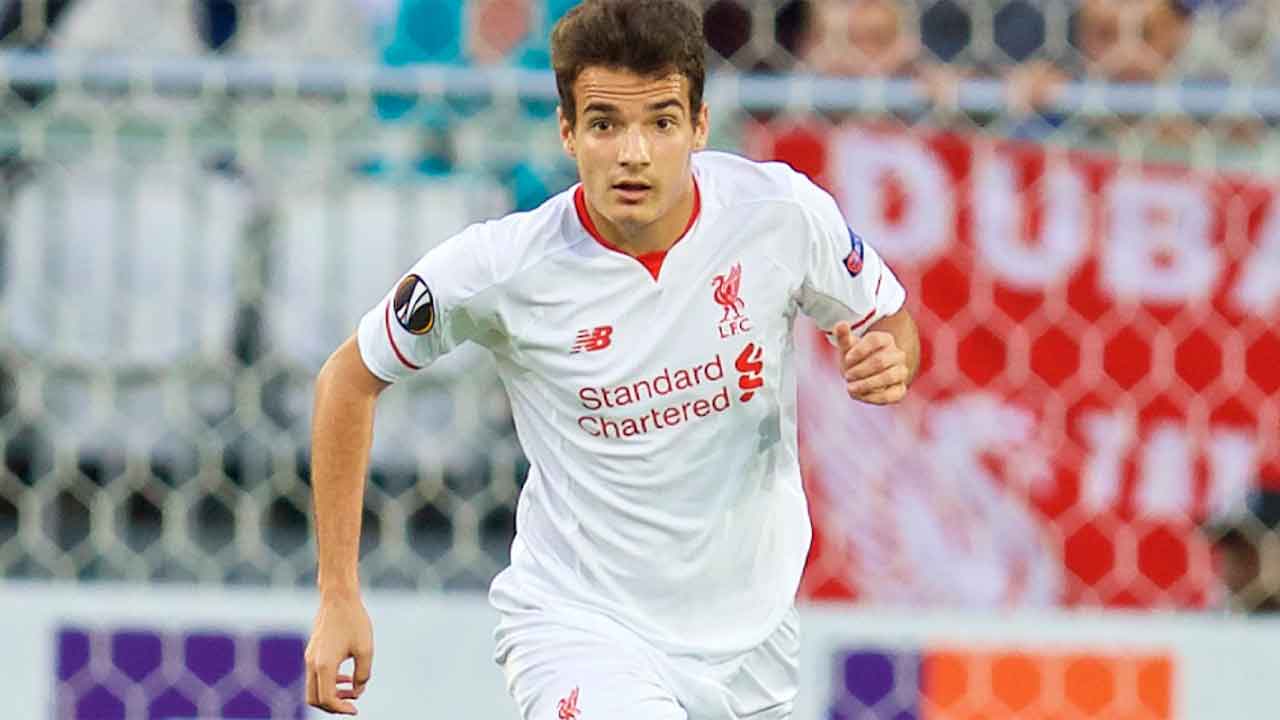 Pedro-Chirivella-durante-su-debut-con-el-Liverpool-en-la-Europa-League