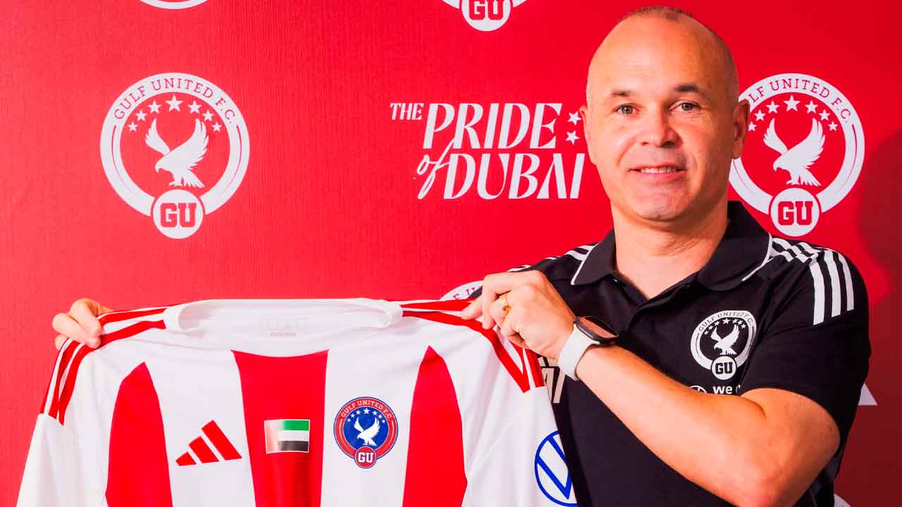 Andrés-Iniesta-durante-su-presentación-con-el-Gulf-United