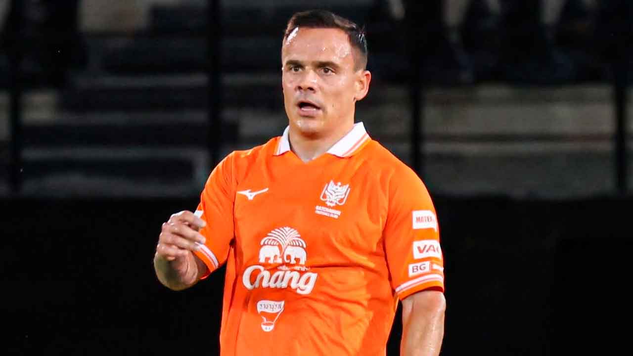 Roque-Mesa-durante-un-partido-del-Ratchaburi