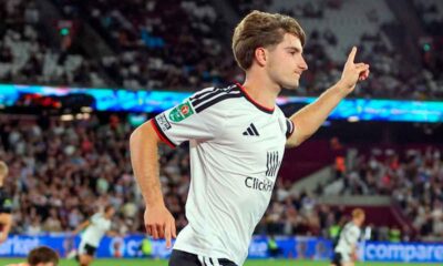 César-Palacios-celebra-uno-de-sus-goles-con-el-Fulham