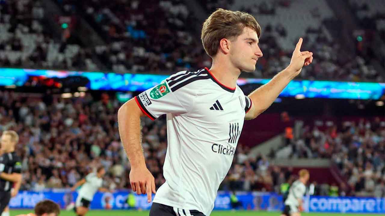 César-Palacios-celebra-uno-de-sus-goles-con-el-Fulham