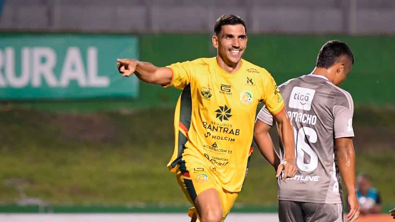 David-Grande-celebra-uno-de-sus-goles-en-Guatemala