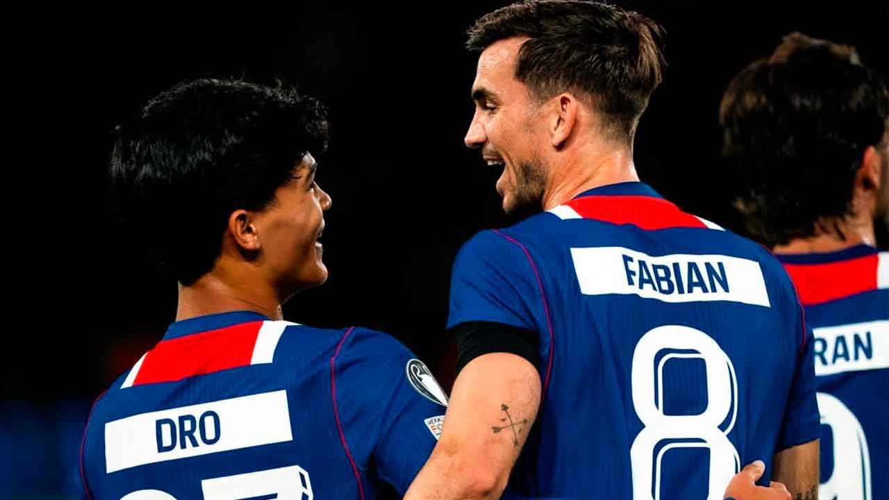 Dro-celebra-junto-a-Fabián-uno-de-los-goles-del-PSG-en-Champions-League