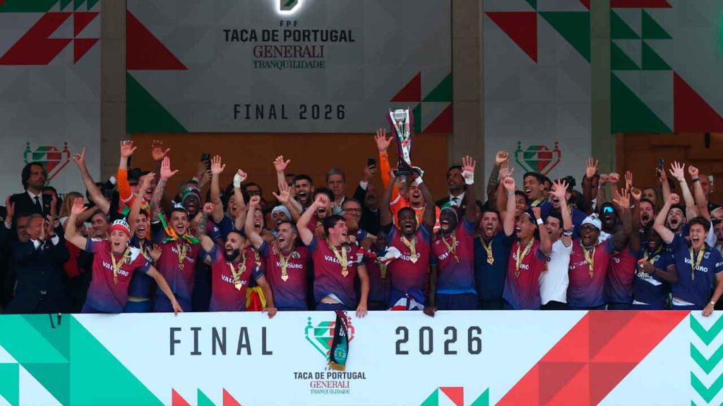 El-Torreense-celebra-su-histórica-Taça-conquistada-ante-el-Sporting-CP