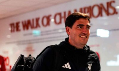 Iraola-en-la-previa-de-un-partido-del-Liverpool