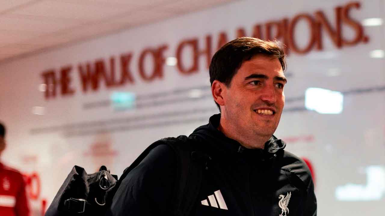 Iraola-en-la-previa-de-un-partido-del-Liverpool