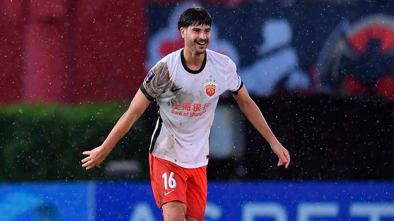 Jaume-Grau-durante-su-debut-con-el-Shanghai-Port-en-la-Champions-League-de-Asia
