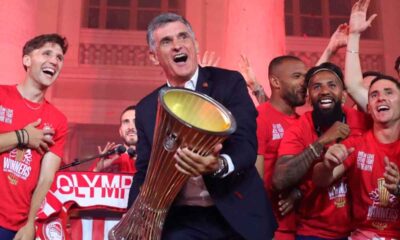 Mendilibar,-durante-la-celebración-de-la-Conference-conquistada-con-Olympiacos