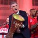 Mendilibar,-durante-la-celebración-de-la-Conference-conquistada-con-Olympiacos