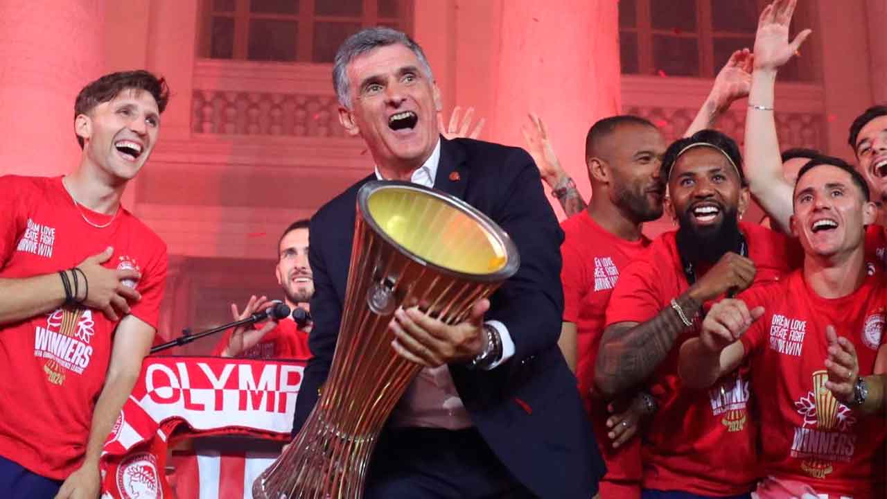 Mendilibar,-durante-la-celebración-de-la-Conference-conquistada-con-Olympiacos