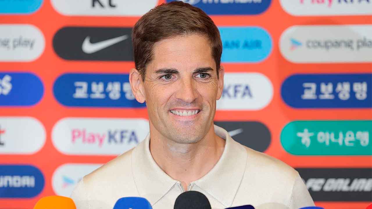 Robert-Moreno,-durante-su-presentaciónc-como-seleccionador-de-Corea-del-Sur