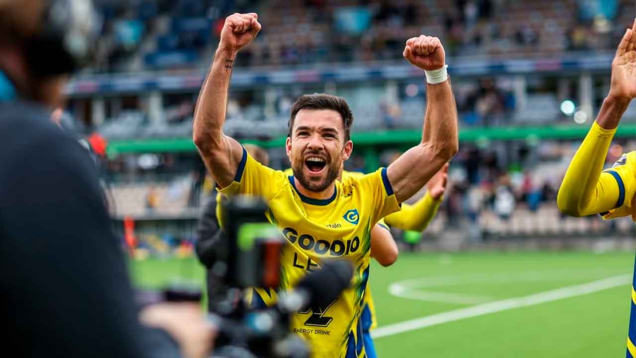 Ruxi-Bonet-celebra-una-victoria-del-Gnistan-en-la-Liga-de-Finlandia