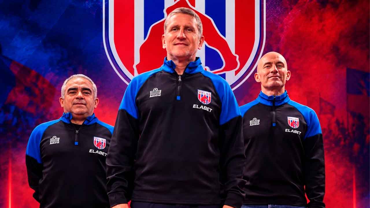 Juan-Carlos-Garrido-firma-por-el-Volos-griego